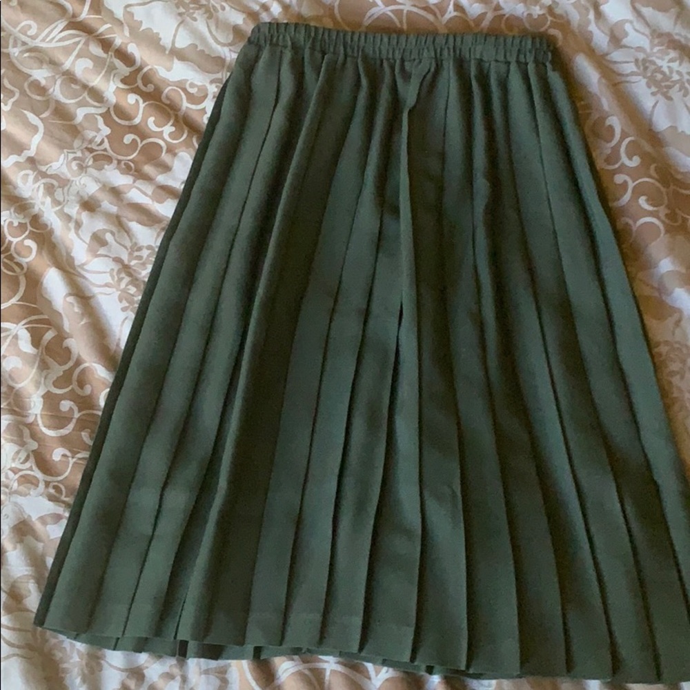 Black size 10P Leslie Fay pleated skirt